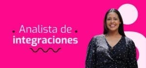 Una mujer sonriente con una blusa de lunares negros está junto a un texto que dice "Analista de integraciones" sobre un fondo rosa.